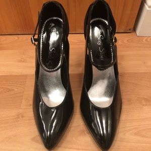 Black patent open sided pump - Size 11.5
